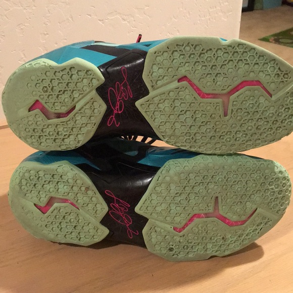 LeBron James shoes - Picture 3 of 4